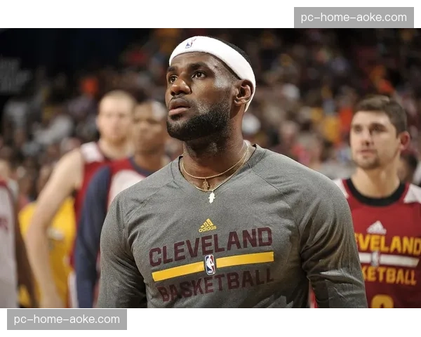 特写：詹姆斯突破生涯40000分瞬间，全场起立致敬